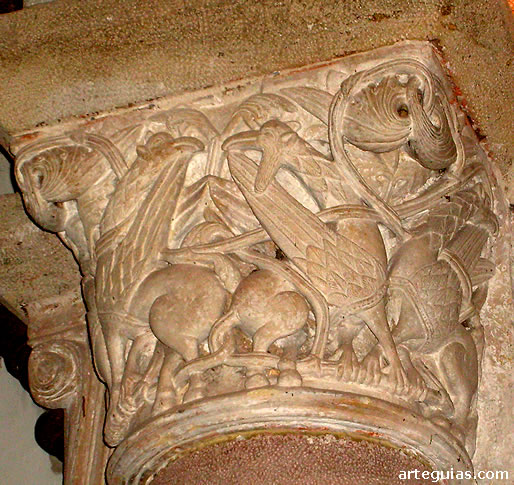 Capitel del arco triunfal con cuatro hipogrifos