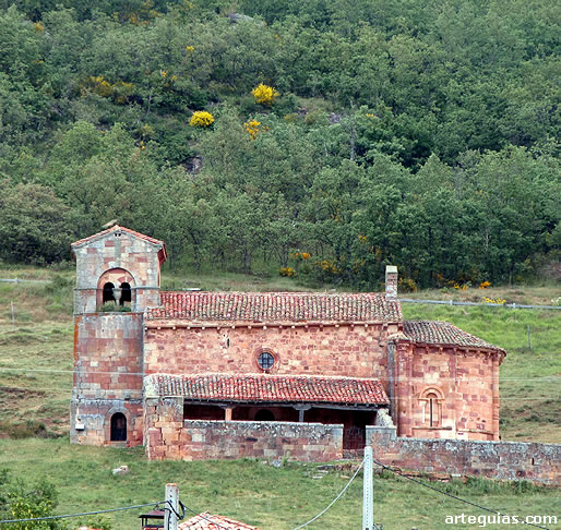 La iglesia rom&aacute;nica desde el sur