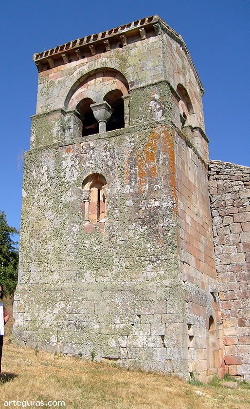 Torre campanario de la iglesia rom&aacute;nica de Villanueva de la Torre, Palencia