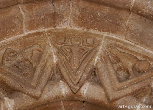 Diente de sierra de la puerta con relieves rom&aacute;nicos