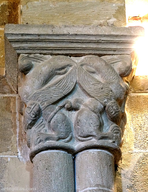 Capitel del arco triunfal de la iglesia de Villavega de Aguilar