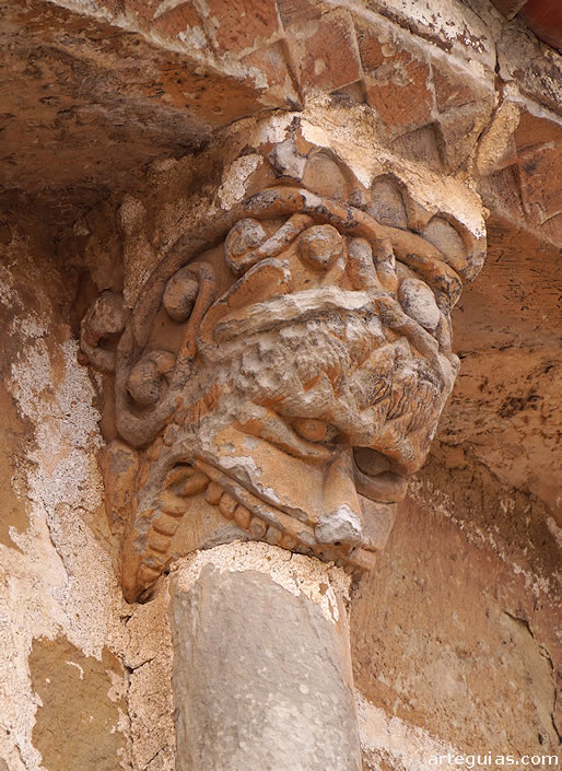 Capitel del &aacute;bside con un "glout&oacute;n"