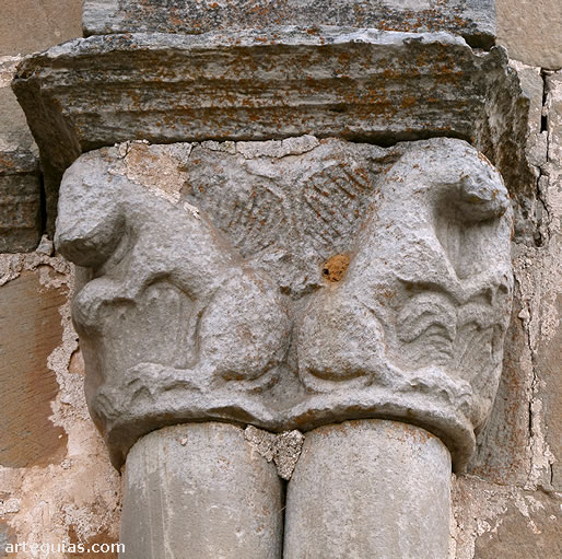 Capitel exterior con dos leones