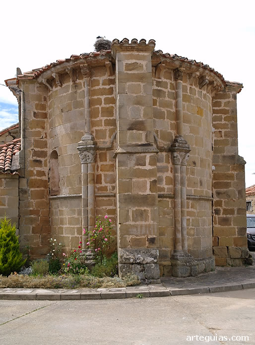 Iglesia de Villavega de Aguilar, Palencia: aspecto del &aacute;bside con un gran contrafuerte
