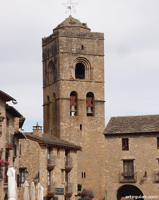 Soberbio campanario de la iglesia de A&iacute;nsa, Huesca