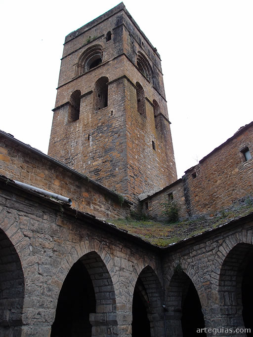 El campanario visto desde el claustro