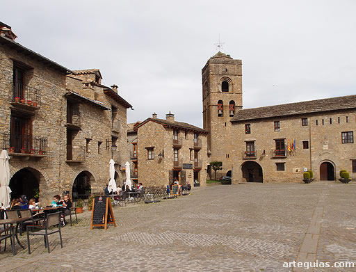 Plaza Mayor e iglesia de A&iacute;nsa, Huesca