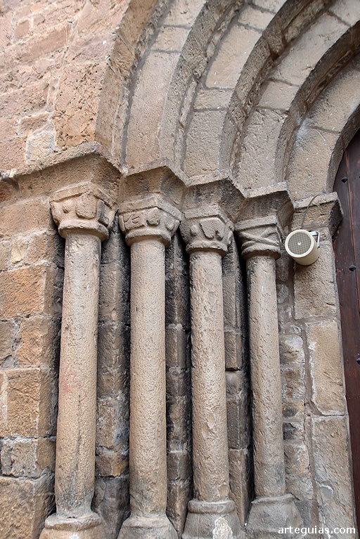 Columnas de la puerta rom&aacute;nica del muro sur