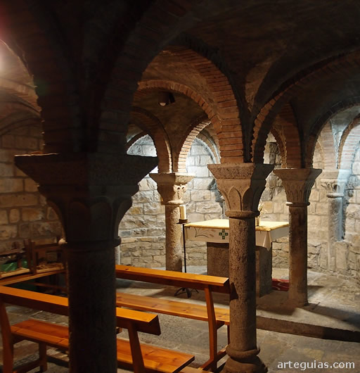 Otro &aacute;ngulo distinto de la cripta de la iglesia de A&iacute;nsa