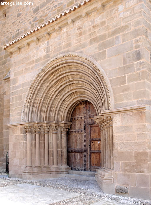 Iglesia de Alcocer: preciosa puerta rom&aacute;nica del costado norte