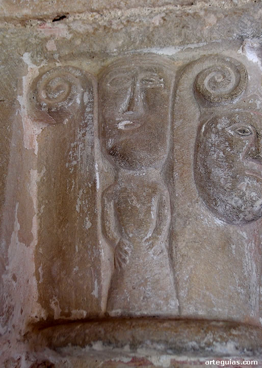 Capitel de la puerta