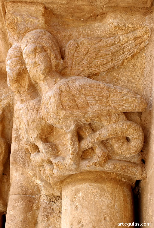 Capitel con pareja de arp&iacute;as