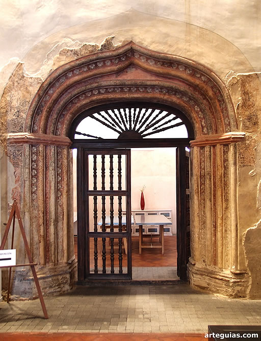 Puerta conopial de acceso a una capilla