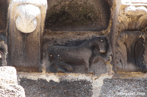 Metopa con un relieve de un caballo