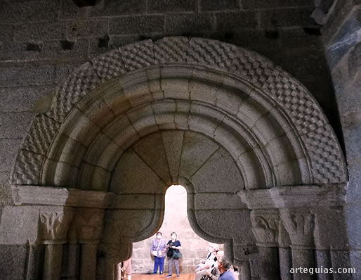 Puerta septentrional tapada por la sacrist&iacute;a a&ntilde;adida