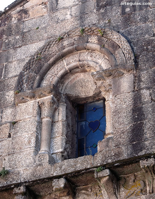 Ventana de tipo portada en el muro oeste