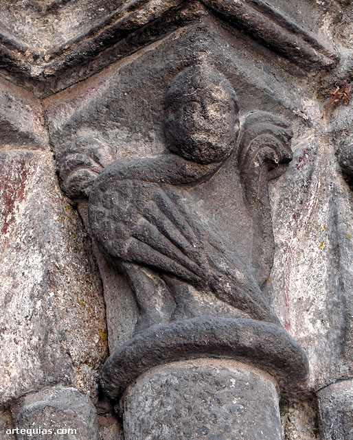 Capital de la puerta oeste con una arp&iacute;a