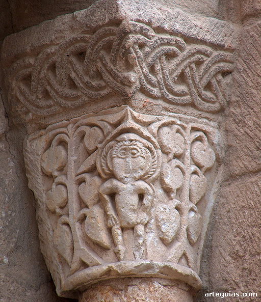 Capitel de un ventanal del &aacute;bside