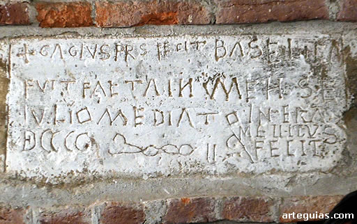 Placa fundacional de la iglesia prerrom&aacute;nica del siglo X