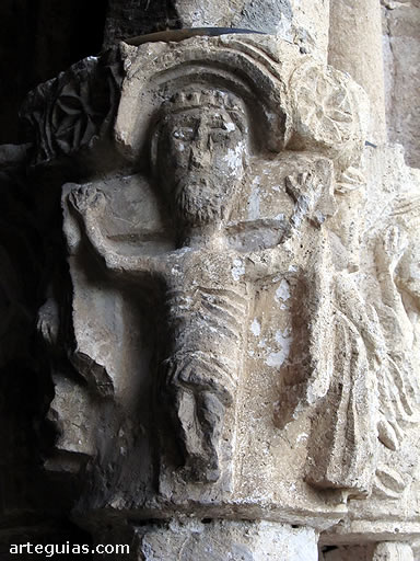 Esquem&aacute;tica y ruda representaci&oacute;n de Cristo coronado y crucificado