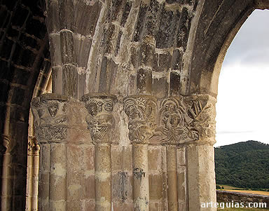 Los capiteles interiores tambi&eacute;n est&aacute;n esculpidos con diversas escenas