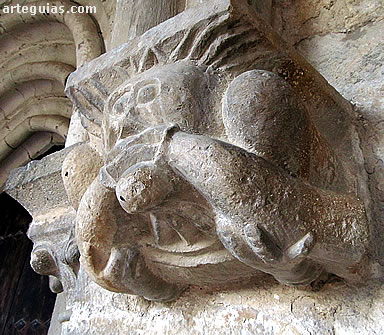Las m&eacute;nsulas que recogen los arcos del p&oacute;rtico tambi&eacute;n est&aacute;n esculpidos con curiosos y expresivos personajes, como &eacute;ste que parece soplar dos cuernos