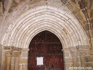 San Vicente de Larumbe: puerta de la iglesia
