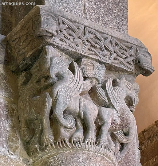 Capitel con grifos y leones