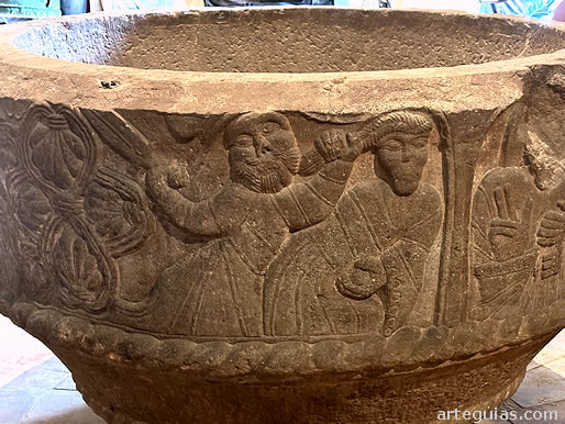 Detalle de la pila bautismal