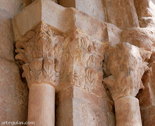 Detalle de la puerta oeste de la iglesia