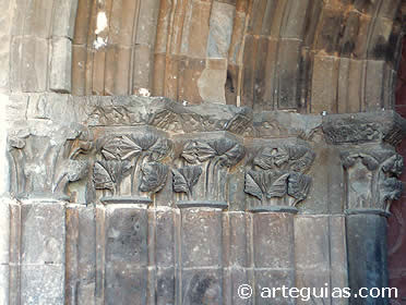 capiteles de la puerta