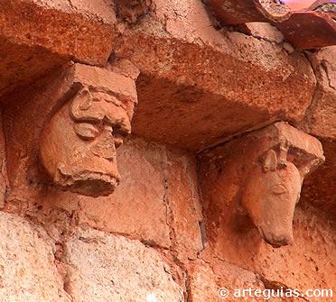 Canecillos que muestran cabezas de animales