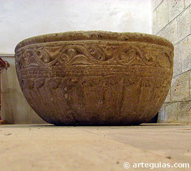 Copa de una pila bautismal rom&aacute;nica