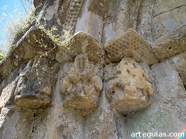 Capiteles del lado oeste de la portada