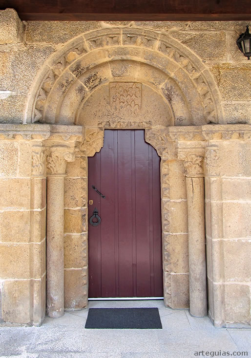 Puerta sur de la iglesia de Santiago de Gustei