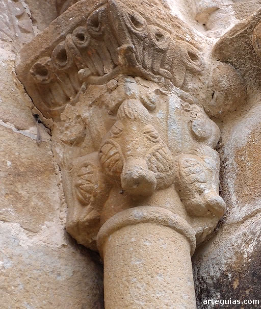 Capitel del ventanal del ábside