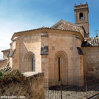 Cabecera poligonal con sus bonitos ventanales de iluminaci&oacute;n