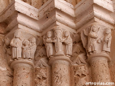 Capiteles restaurados del lado derecho. Tambi&eacute;n muestran escenas del Ciclo de la Natividad de Cristo