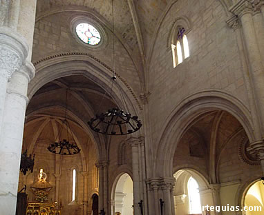 Santa Mar&iacute;a de la Pe&ntilde;a: interior del templo