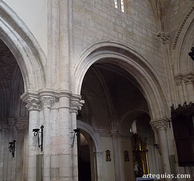 Vista de la nave central y la colateral norte