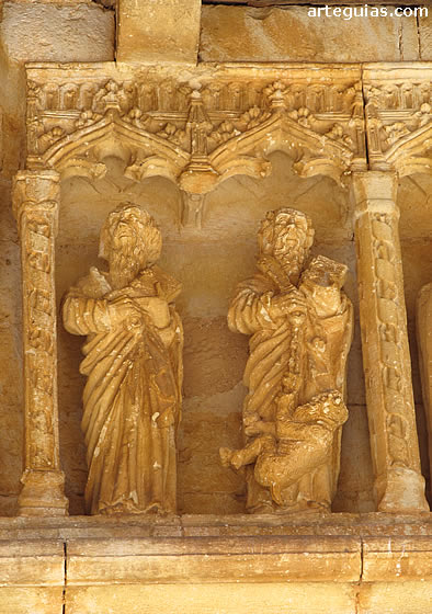 Portada de la iglesia de la Transfiguración de Traspeña de la Peña: pareja de Apóstoles