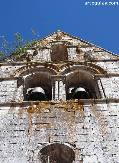 Espectacular espadaña de tradición románica