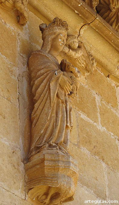 Estatua de la Viorgen María con el Niño en brazos