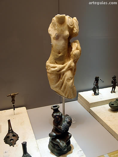 Piezas romanas, incluyendo un quemador de perfumes de bronce