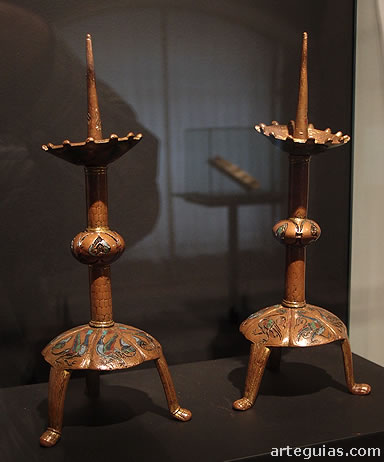 Candelabros rom&aacute;nicos de bronce y esmaltes