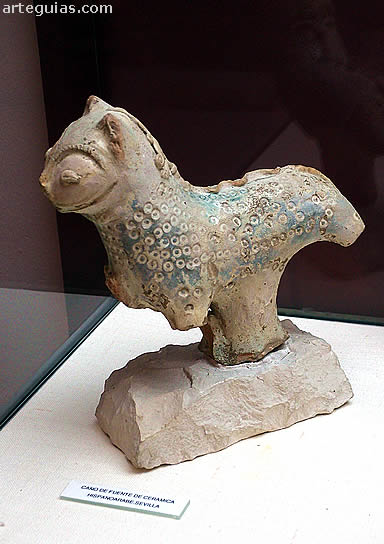 Ca&ntilde;o de cer&aacute;mica de una fuente con un le&oacute;n