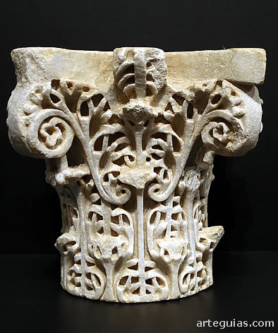 Capitel corintizante en avispero