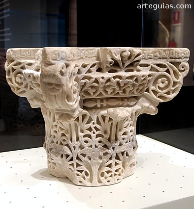 Capitel con inscripci&oacute;n en la parte superior