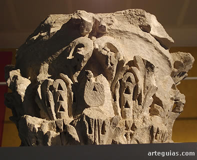 Capitel expuesto en el Museo del Teatro de Caesaraugusta