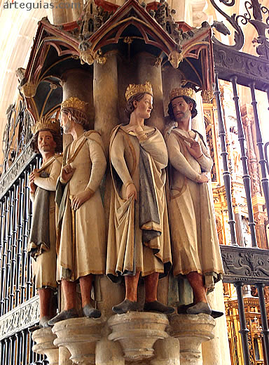 Grupo escult&oacute;rico en una de las esquinas del claustro superior